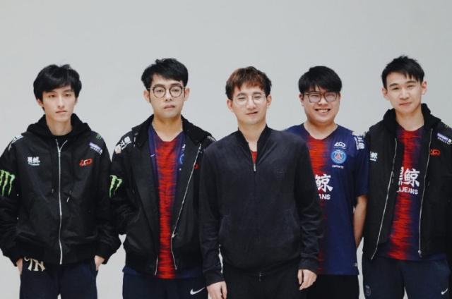 而队伍中场 而队伍中场